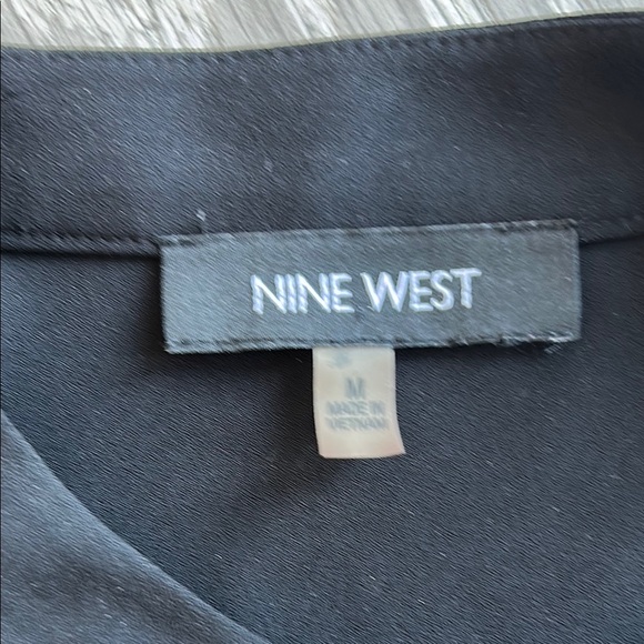 Elegant Black Sleeveless Top - Picture 5 of 6